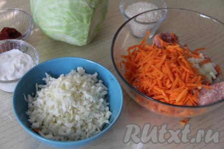 Капусту мелко и тонко нарезать.
