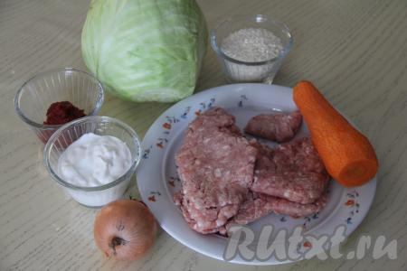 Подготовить продукты для приготовления ленивых голубцов в томатно-сметанном соусе в мультиварке. Лук и морковь почистить. Для этого блюда можно взять любой фарш, приготовленный в домашних условиях из мяса (у меня - свинина), пропущенного через мясорубку,&nbsp; можно использовать и покупной фарш. Рис очень хорошо промыть водой, дать лишней воде стечь. Сметану можно взять любой жирности.