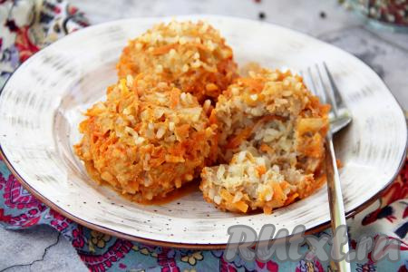 Разложить аппетитные, нежные ленивые голубцы вместе с томатно-сметанным соусом из чаши мультиварки по тарелкам и в горячем виде подать к столу. В процессе приготовления и рис, и овощи, и фарш успевают полностью приготовиться, стать мягкими, поэтому голубцы получаются наивкуснейшими.