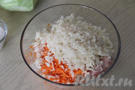 В миску с фаршем и овощами выложить капусту и подготовленный рис (предварительно отваривать его не нужно).