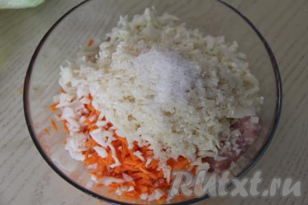 В миску с рисом, фаршем и овощами добавить соль, тщательно перемешать.