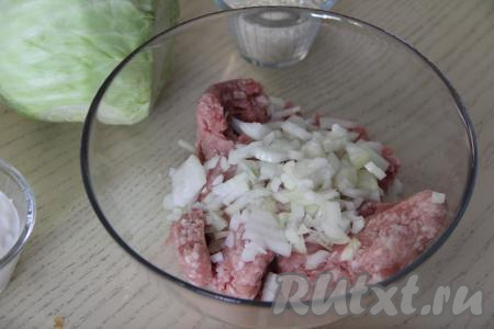 Выложить фарш в глубокую миску, добавить мелко нарезанный (или пропущенный через мясорубку) лук.
