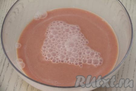 В отдельной миске соединить воду, сметану, томатную пасту, посолить, тщательно перемешать получившийся томатно-сметанный соус.