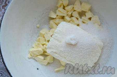 Мягкое сливочное масло, творог и сахар тщательно растереть.