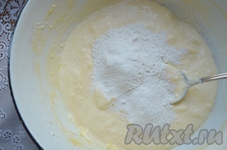 Муку перемешать с разрыхлителем, просеять в миску, замесить мягкое тесто.