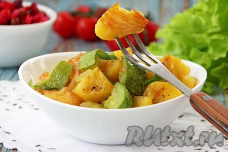 Жареная картошка с кабачками на сковороде