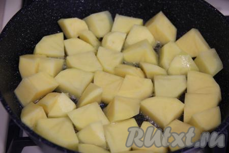 В сковороду влить растительное масло, хорошо его разогреть. Выложить картошку в сковороду в один слой.