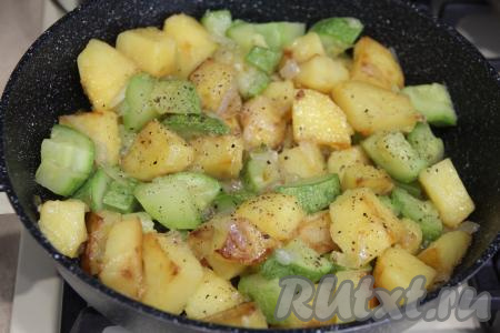 Жарить картошку с кабачками минут 10-15, в конце посолить по вкусу и перемешать. Готовность блюда проверяйте и по картофелю, и по кабачку. Овощи должны легко прокалываться ножом.