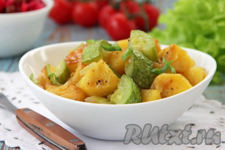 Жареную картошку с кабачками разложить со сковороды по тарелкам и подать аппетитное блюдо к столу в горячем виде.