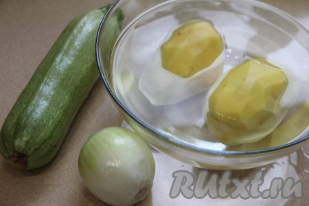 Подготовить продукты для приготовления жареной картошки с кабачками на сковороде. Картошку и лук почистить. Я кабачок решила не чистить от кожуры, так как у меня был молодой кабачок с тонкой кожицей, поэтому я просто хорошо вымыла его и отрезала кончики с двух сторон.