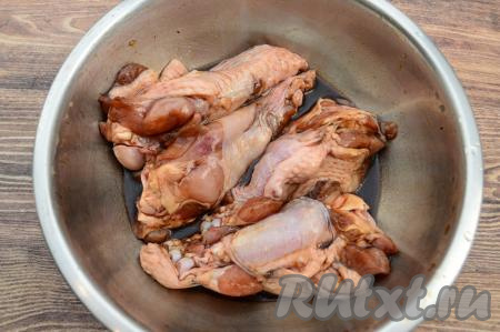 Плечи индейки сложить в глубокую миску, залить соевым соусом и растительным маслом. Хорошо перемешать, покрывая мясо индейки со всех сторон маслом и соевым соусом. Оставить на 10-20 минут промариноваться. Благодаря такому маринаду индюшиное мясо в процессе запекания станет нежным, сочным.