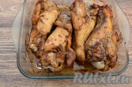 Через 30 минут достать плечи индейки из духовки, перевернуть их на другую сторону, полить сверху соком, который образовался во время запекания, и отправить запекаться ещё на 20 минут в духовку. Готовность плеча индейки можно проверить с помощью зубочистки. Для этого проткните плечо в мясистой части, если из прокола выделяется прозрачный сок, значит мясо готово.