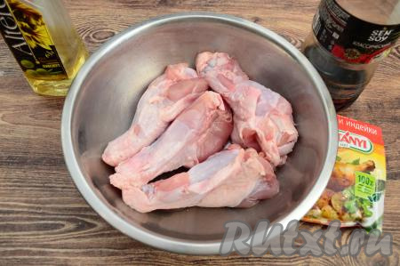 Подготовить продукты для приготовления плеч индейки в духовке. Плечи индейки промыть водой, обсушить.