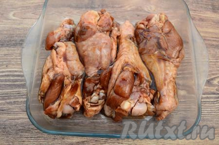 В форму для запекания выложить плечи индейки в один слой. Залить их оставшимся соусом, в котором мариновалась индейка. Отправить форму в разогретую до 180 градусов духовку на 30 минут.