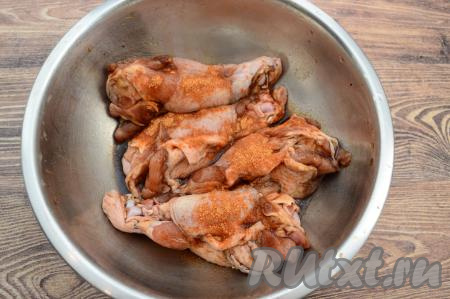 Затем всыпать к индейке специи для птицы. Тщательно перемешать, покрывая мясо специями со всех сторон. Солить индюшиное мясо в этом рецепте нет необходимости, так как соевый соус достаточно солёный.