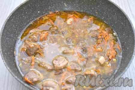 Затем вливаем в сковороду 250 миллилитров воды, добавляем соль и специи (в качестве специй я использовала чёрный молотый перец и хмели-сунели), перемешиваем. Даём воде закипеть и, уменьшив огонь до минимума, тушим утку с овощами 15 минут.