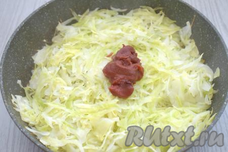 К обмякшей капусте добавляем томатную пасту, перемешиваем.