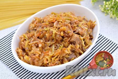 Раскладываем блюдо со сковороды по тарелкам и в горячем виде подаём к столу. Утка получилась сочной, ароматной и вкусной, а мягкая, аппетитная капуста, которая тушилась вместе с ней, стала отличным гарниром. 