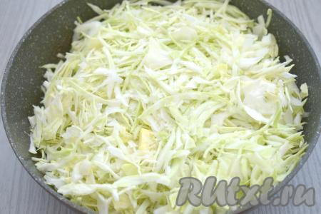 Капусту моем, нарезаем на тонкие полоски. После того как утиное мясо протушится 15 минут, равномерно раскладываем поверх него капусту, не перемешивая, накрываем сковороду крышкой и готовим 10 минут. Капуста за это время обмякнет.