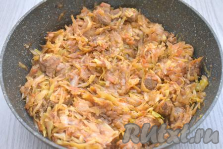 Продолжаем тушить утку с капустой ещё 15-25 минут (до мягкости капусты), периодически перемешивая. В процессе тушения досаливаем блюдо по вкусу. При необходимости в процессе тушения можно добавить в сковороду ещё немного воды. Продолжительность тушения капусты до мягкости во многом зависит от сорта капусты (молодая капуста тушится быстрее, чем капуста зимних сортов).