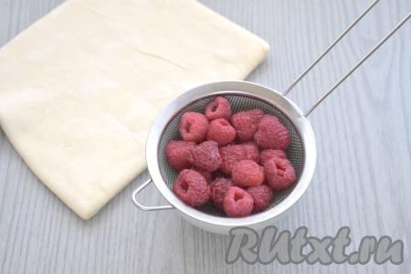Прежде всего достаём слоёное тесто из морозилки и оставляем его размораживаться при комнатной температуре. Слоёное тесто после разморозки должно стать мягким. Для этой выпечки отлично подойдёт как дрожжевое слоёное тесто (именно из него я в этот раз и готовила круассаны), так и бездрожжевое слоёное тесто. Малину можно взять как свежую, так и замороженную. Свежие ягоды нужно будет промыть водой, затем разложить на бумажном полотенце, дать немного обсохнуть. Замороженные ягоды нужно немного разморозить, чтобы с малины стекла лишняя жидкость.