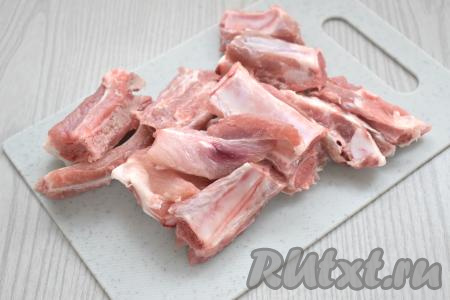Свиные рёбра промываем водой, обсушиваем. Разрезаем рёбрышки по мясистой части. Длинные рёбра разрубаем на порционные кусочки.