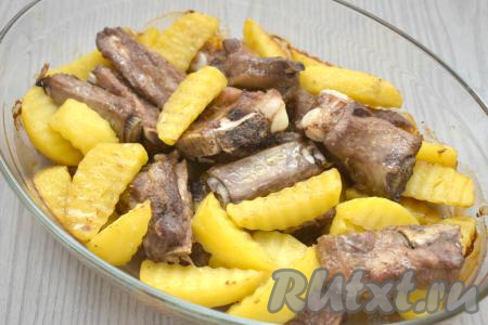 Запекаем свиные рёбра с картошкой в соевом соусе 60 минут. Затем фольгу убираем, продолжаем запекать в духовке при той же температуре ещё 10 минут (ломтики картофеля должны стать мягкими, легко прокалываться вилкой). Если по прошествии указанного времени картофель ещё будет твердоват, тогда увеличьте продолжительность запекания блюда без фольги.