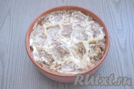 Отправляем форму в духовку, разогретую до 200 градусов. Запекаем ленивые пельмени из лаваша 20 минут. Затем выключаем духовку. Даём ленивым пельменям постоять в духовке ещё 5 минут.