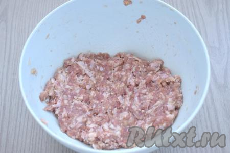 Тщательно перемешиваем фарш. Для того чтобы фарш был неплотным, добавляем в него примерно 40 миллилитров воды, перемешиваем.