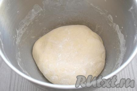 Когда тесто в миске соберётся в комок, продолжаем замешивать его руками, добавляя понемногу оставшуюся воду. Очень важно хорошо вымешивать тесто после добавления каждой порции воды. Добавляя кипяток, учитывайте, что тесто для пельменей постепенно должно стать пластичным, мягким, не липнущим к рукам. Как только замесили тесто нужной текстуры, значит больше кипяток добавлять не нужно. В этом рецепте именно горячей водой регулируется консистенция замешиваемого теста, мне потребовалось в этот раз добавить 280 миллилитров воды.