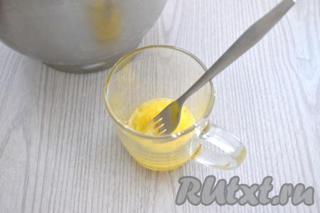 В небольшую ёмкость (например, в стакан) разбиваем яйцо, добавляем соль, взбиваем вилкой до однородности.