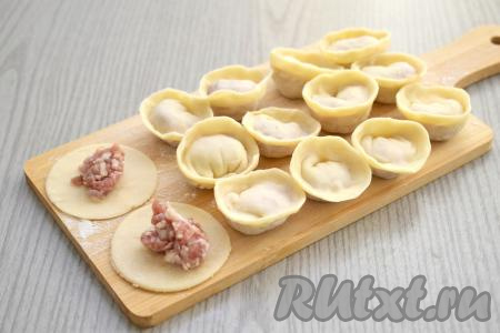 Замешанное тесто накрываем полотенцем и даём полежать при комнатной температуре 10-15 минут. Спустя это время можно приступать к лепке пельменей. Тесто, замешанное на кипятке с добавлением яйца и растительного масла, хорошо раскатывается, не рвётся. Лепить из него пельмени достаточно просто. Пельмени отлично держат форму и не развариваются в процессе варки.