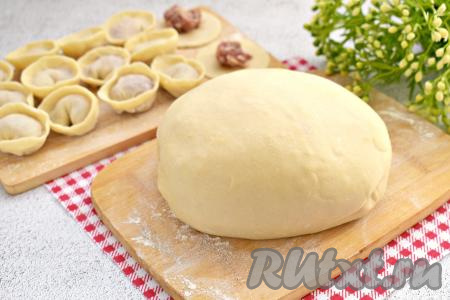 Часть свежеслепленных пельменей можно заморозить впрок, выложив их в один слой на присыпанную мукой доску. А часть пельмешек можно сразу отварить, выложив в кипящую подсоленную воду, а затем подать к столу. Заварное тесто на кипятке с яйцом и растительным маслом - очень удачное, всем советую приготовить из него пельмени для себя и своих близких!