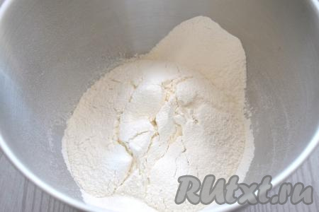 Просеиваем пшеничную муку в глубокую миску.