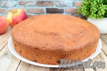 Остывшую шарлотку выложить на блюдо и подать к столу.