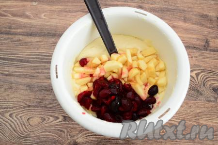 Добавить в тесто кусочки яблок и подготовленную вишню (у меня ягоды вишни были крупными, поэтому перед добавлением в тесто я каждую ягодку разрезала пополам).