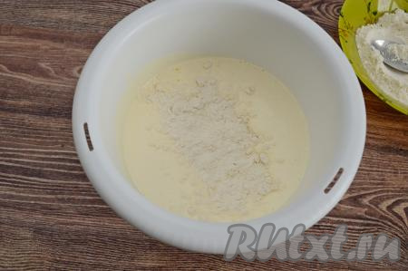 Затем во взбитую массу всыпать весь разрыхлитель и грамм 100 просеянной муки.