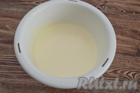 На максимальной скорости миксера взбить яйца с сахаром в течение 6-7 минут. Яичная масса в процессе взбивания должна посветлеть и увеличиться в объёме.