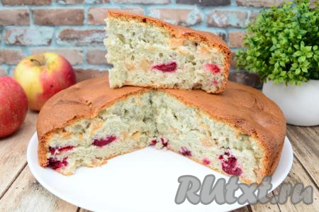 А вот как шарлотка с вишней и яблоками выглядит в разрезе, у неё пористый мякиш с сочными вкраплениями кусочков яблок и вишни. Очень вкусно!