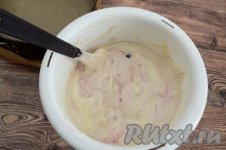 Аккуратно вмешать ягоды и яблоки с помощью лопатки в тесто, равномерно распределяя по всему тесту.