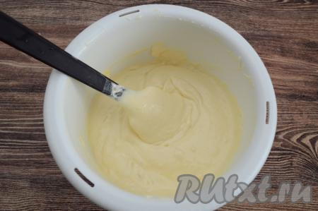 При помощи лопатки вмешать муку в тесто, стараясь не сбить воздушность взбитых яиц. Небольшими порциями добавляя оставшуюся муку и каждый раз полностью вмешивая её, замесить тесто для шарлотки, которое должно получиться однородным, напоминающим сметану средней жирности, оно будет широкой лентой стекать с лопатки. Частями добавляя муку, ориентируйтесь не на количество муки, указанное в ингредиентах, а на консистенцию замешиваемого теста. Мне потребовалось добавить 210 грамм муки, но количество муки, которое придётся добавить в тесто, зависит и от размера яиц, и от качества самой муки.