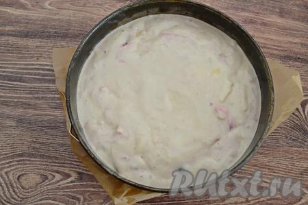 Дно формы для выпечки застелить пергаментом. Бока формы смазать растительным маслом. Вылить в форму тесто, разровнять. Я использовала разъёмную форму диаметром 23 сантиметра.