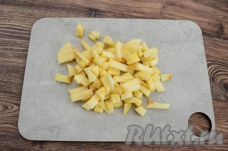 Яблоко очистить от кожуры, удалить семенную коробочку с семечками. Подготовленное яблоко нарезать на небольшие кубики.