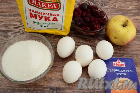 Подготовить продукты для приготовления шарлотки с вишней и яблоками в духовке. Вишню можно взять как свежую, так и замороженную без косточек. Замороженные ягоды следует немного разморозить, чтобы убрать наледь и выделившийся сок, затем лишнюю жидкость слить. Свежую вишню нужно будет промыть водой, удалить косточки. Обсушить немного свежие (или размороженные) ягоды, разложив их на бумажном полотенце. Для этого пирога я взяла 1 крупное яблоко.