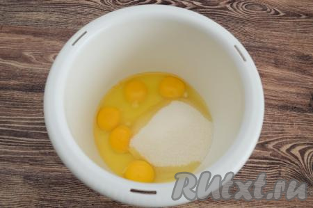 В чашу для взбивания миксером вбить сырые яйца, сразу всыпать сахар.