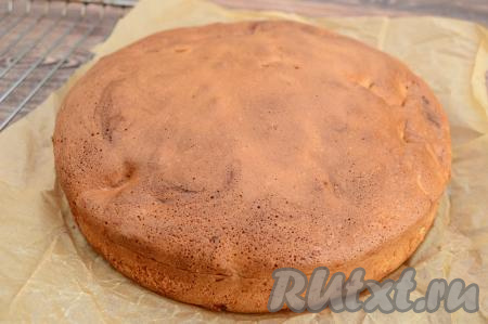 Форму с тестом поставить в духовку, разогретую до 180 градусов, выпекать шарлотку с вишней и яблоками 45-50 минут. Для того чтобы убедиться в готовности пирога, нужно проткнуть его сверху сухой деревянной зубочисткой, если зубочистка останется сухой после прокола, значит шарлотка полностью готова. Достать пирог из духовки, остудить в течение 5 минут, снять бортики. Переложить шарлотку на решётку и дать ей полностью остыть.