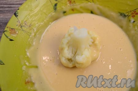 Остывшие соцветия цветной капусты окунать в кляр, держа капусту за ножку. Старайтесь, чтобы кляр покрыл всё соцветие, кроме ножки.