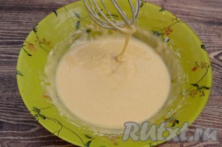 Частями добавляя оставшуюся муку и хорошо вмешивая её, замесить тягучий, в меру густой кляр, напоминающий сгущённое молоко. Кляр не должен быть жидким, потому что он будет стекать с капусты, но и слишком густым он быть не должен. Как только добились нужной густоты кляра, после этого муку не подсыпайте. Мне удобно смешивать кляр венчиком, он достаточно быстро делает кляр однородным, без комочков муки.