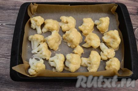 Противень для выпечки застелить бумагой для выпечки (или фольгой). Выкладывать на противень кусочки цветной капусты в кляре.