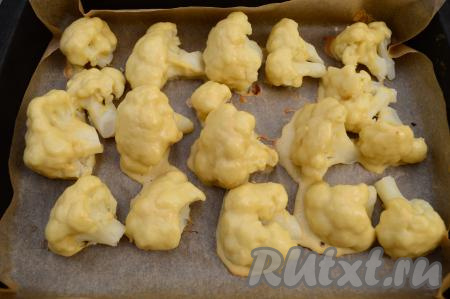 Запекать цветную капусту в кляре в разогретой до 180 градусов духовке в течение 20 минут. Кляр должен полностью запечься.